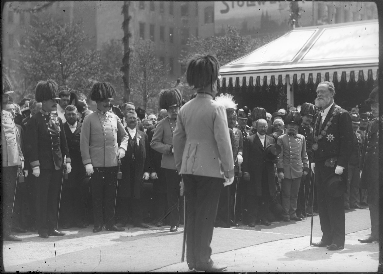 Avtäckning av Hesser-monumentet på järnvägsstationen Westbahnhof i Wien av Unknown photographer