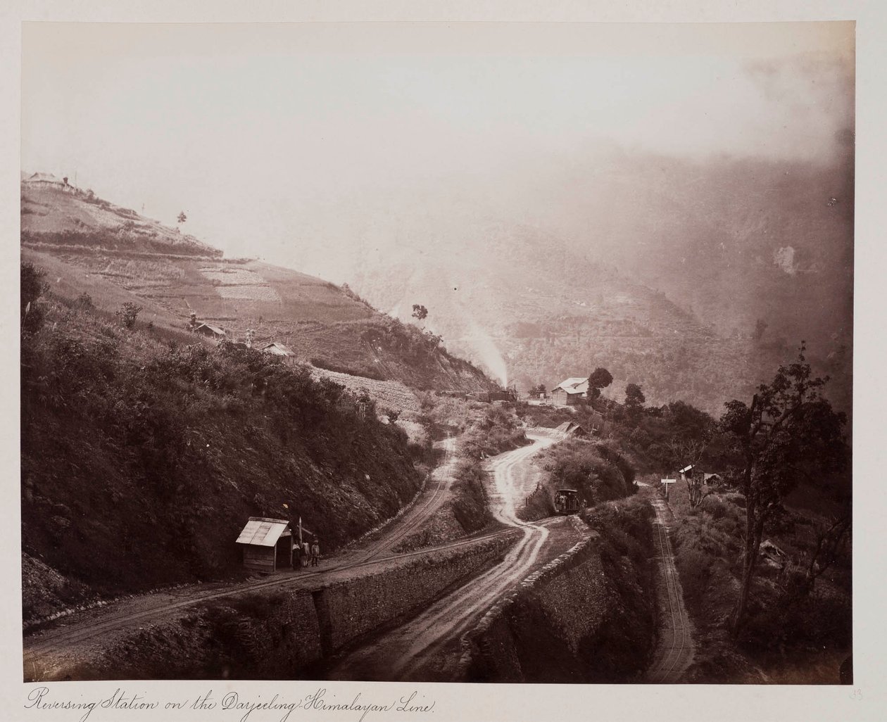 Backstation på linjen Darjeeling-Himalayan, ca 1885 (sepiafoto) av Unknown photographer