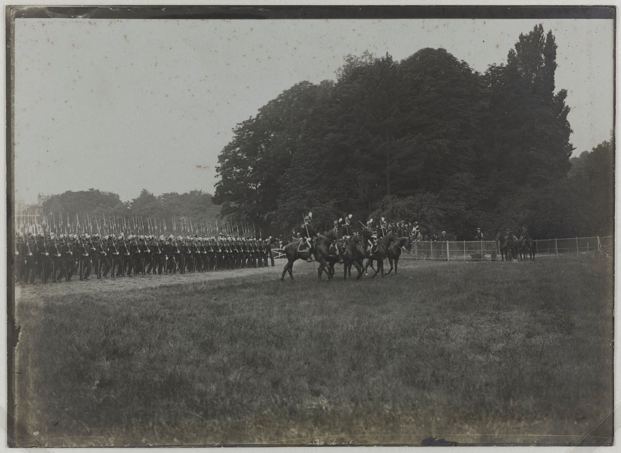 Revy den 14 juli, parad av Saint-Cyr-skolan, Paris, ca 1900 (svartvitt foto) av Unknown photographer