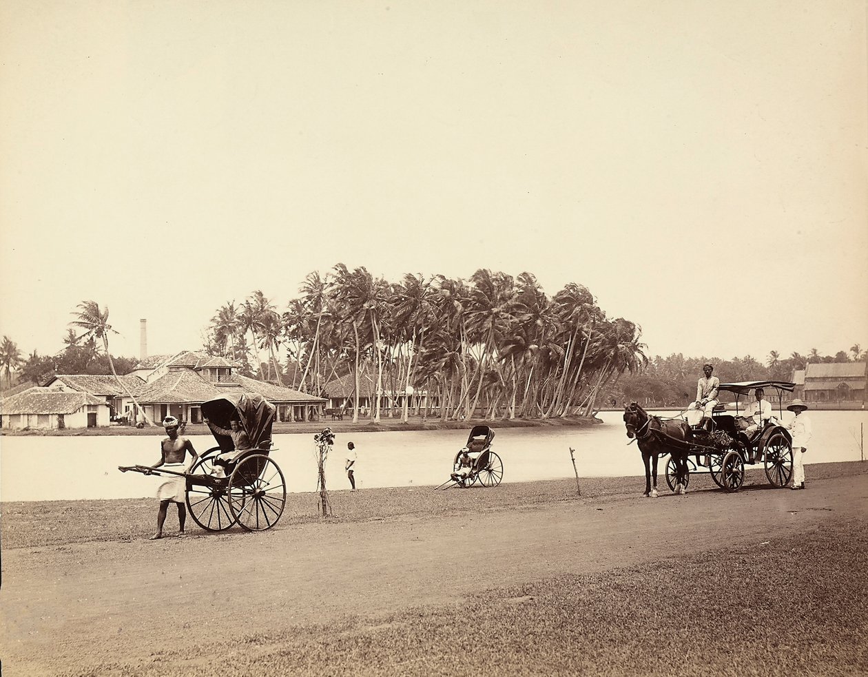 Rickshaw och vagn på stranden av en indisk flod av Unknown photographer