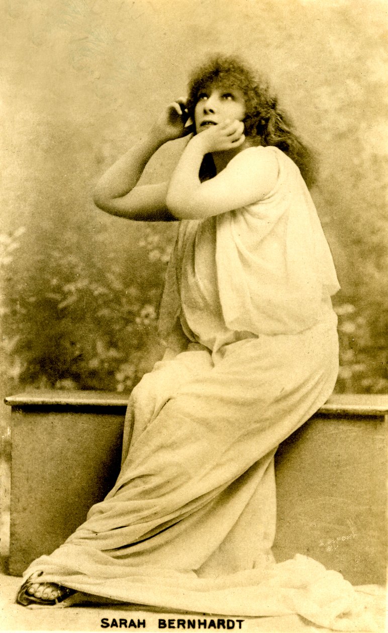 Sarah Bernhardt i titelrollen "Izey" på Abbey Theatre, Irland 1896 (vykort) av Unknown photographer