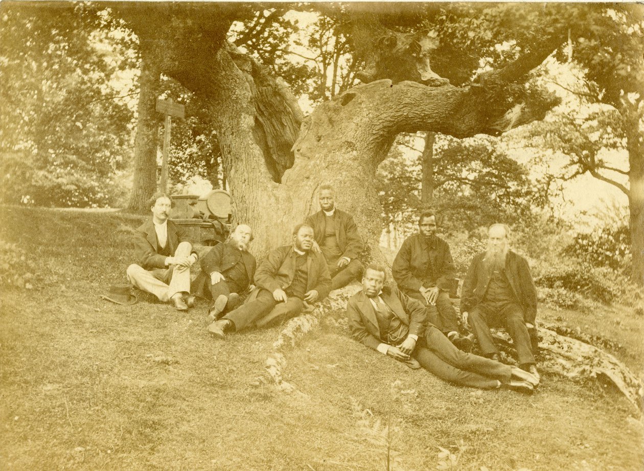 Sju av de ledande medlemmarna i Church Missionary Society i Sierra Leone och Nigeria sitter under Wilberforce-eken i Keston, Kent, Storbritannien av Unknown photographer