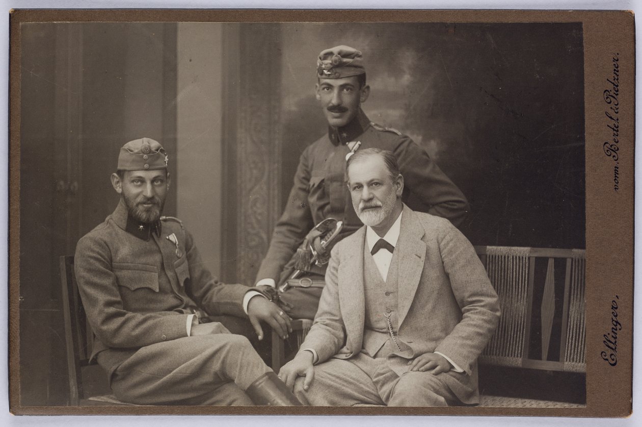 Sigmund Freud med sina söner Ernst och Martin i militäruniformer, ca 1916 (svartvitt foto) av Unknown photographer