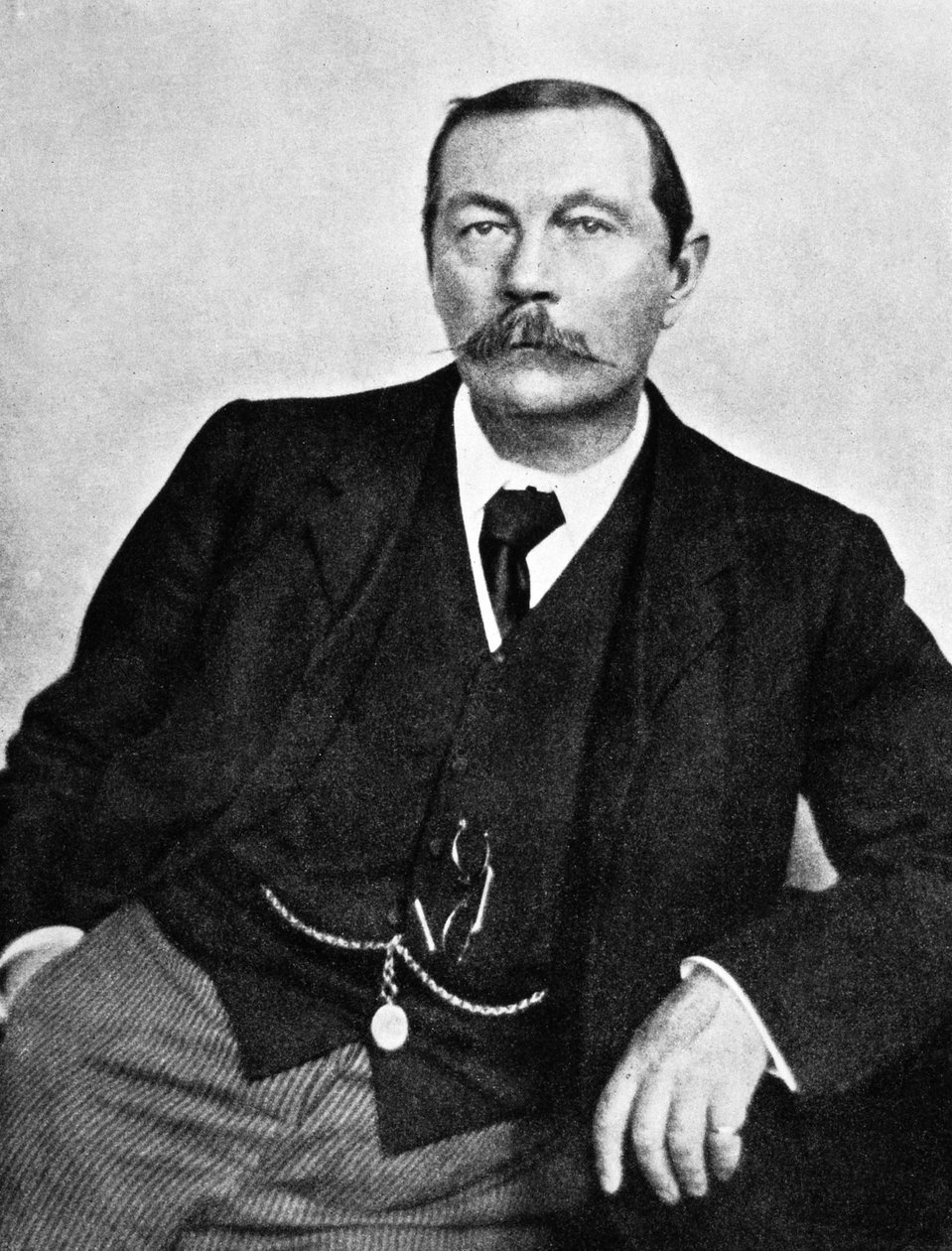 Sir Arthur Conan Doyle (1858-1930), skotsk författare, här ca 1910 (svartvitt foto) av Unknown photographer