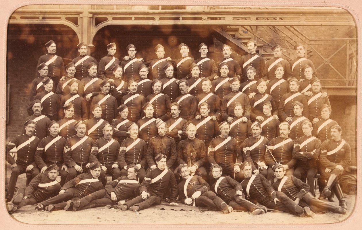Soldiers of the 1st (Royal) Dragons i stabil klänning, Aldershot av Unknown photographer