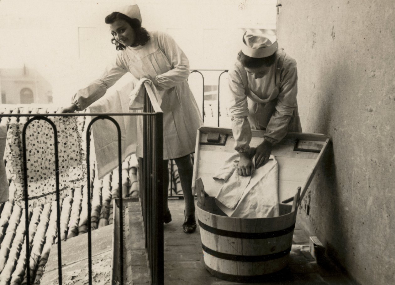 Några kvinnor är upptagna med att tvätta sig på den kvinnliga yrkesutbildningsskolan "Regina Elena" di Imola, idag högstadieskolan "Innocenzo da Imola" av Unknown photographer