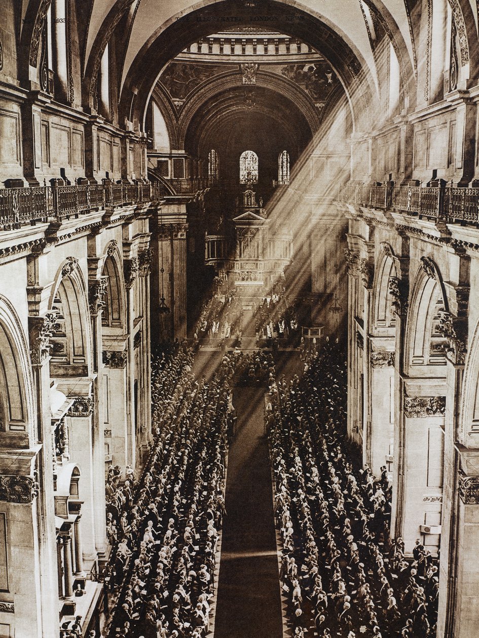 Solstrålar i St Paul-katedralen under gudstjänsten för kung George V:s silverjubileum, London, Storbritannien, fotografi från Illustrated London News, 11 maj av Unknown photographer