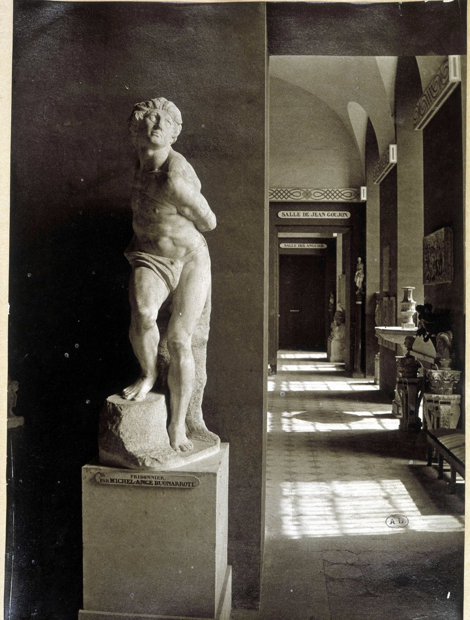 Louvren och "Fången" av Michelangelo Buonarroti (Michelangelo eller Michelangelo av Unknown photographer