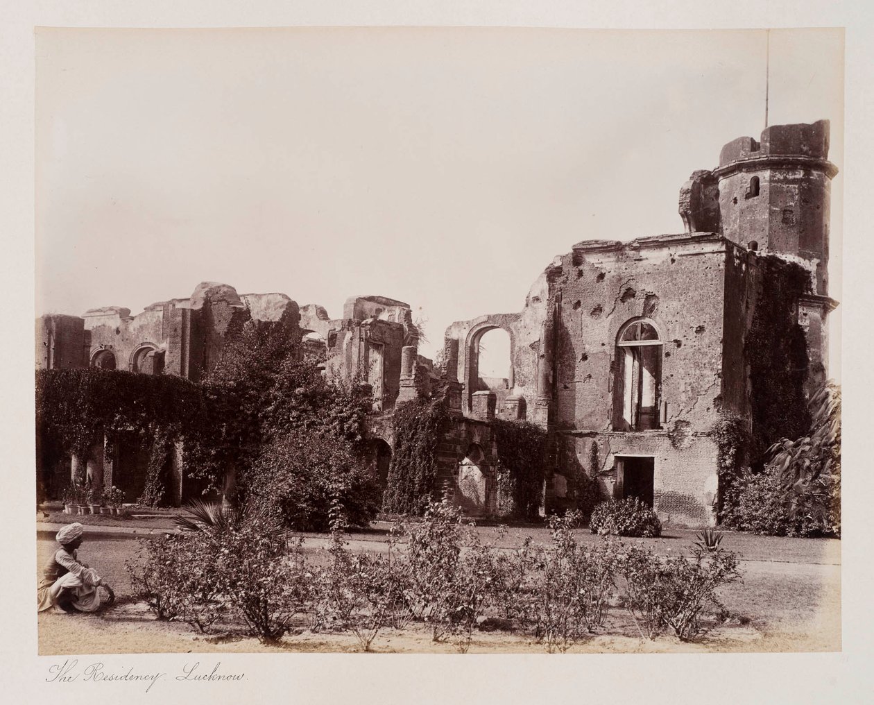 The Residency Lucknow, ca 1885 (sepiafoto) av Unknown photographer