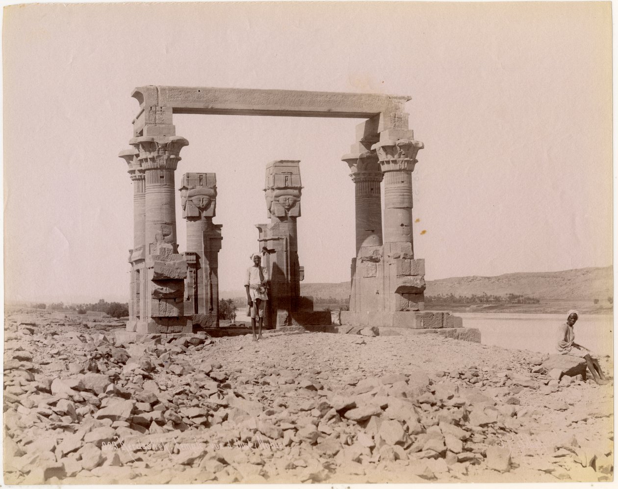 Den romerska kiosken i Qertassi (idag i Nya Kalabsha), sett från öster, Egypten, fotografi av Edition J P Sebach, ca 1890 av Unknown photographer