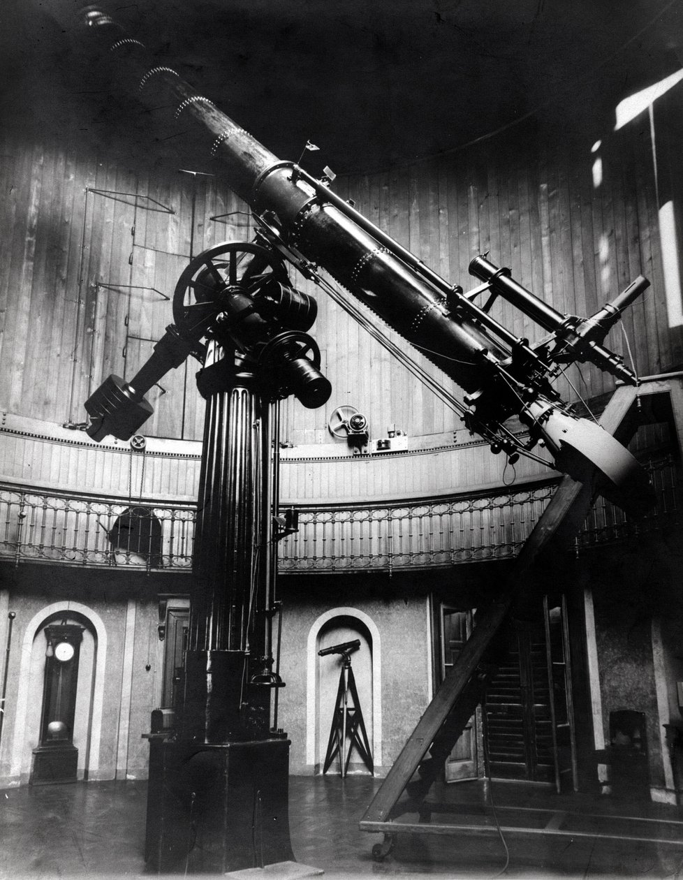 Schmidt-teleskopet av Giovanni Virginio Schiaparelli (1835-1910) astrofysiker i Brera (Milano). Han observerade rätlinjiga konfigurationer på planeten Mars och kallade dem Marskanalerna (canali). av Unknown photographer