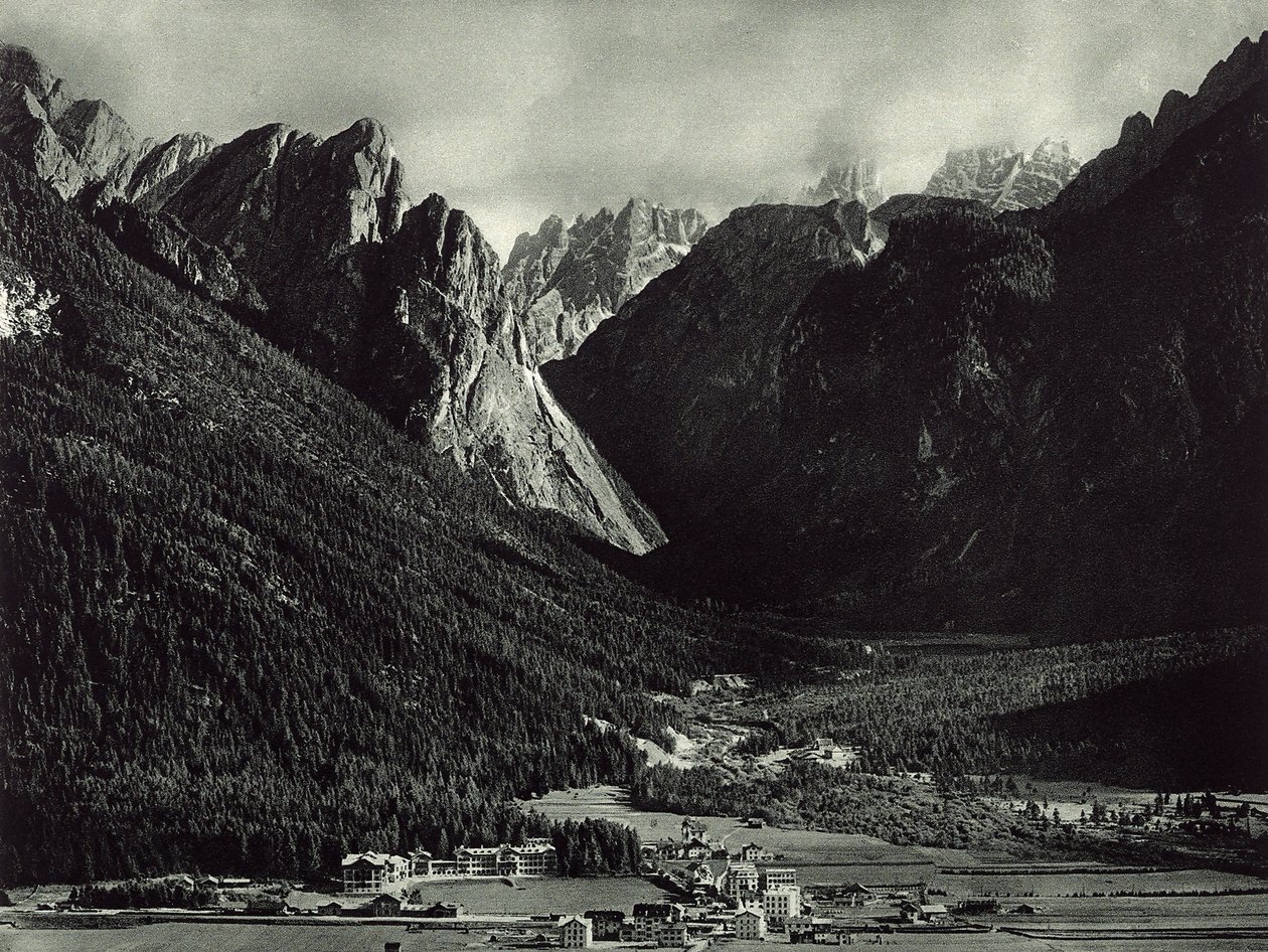 Staden Dobbiaco i Dolomiterna av Unknown photographer