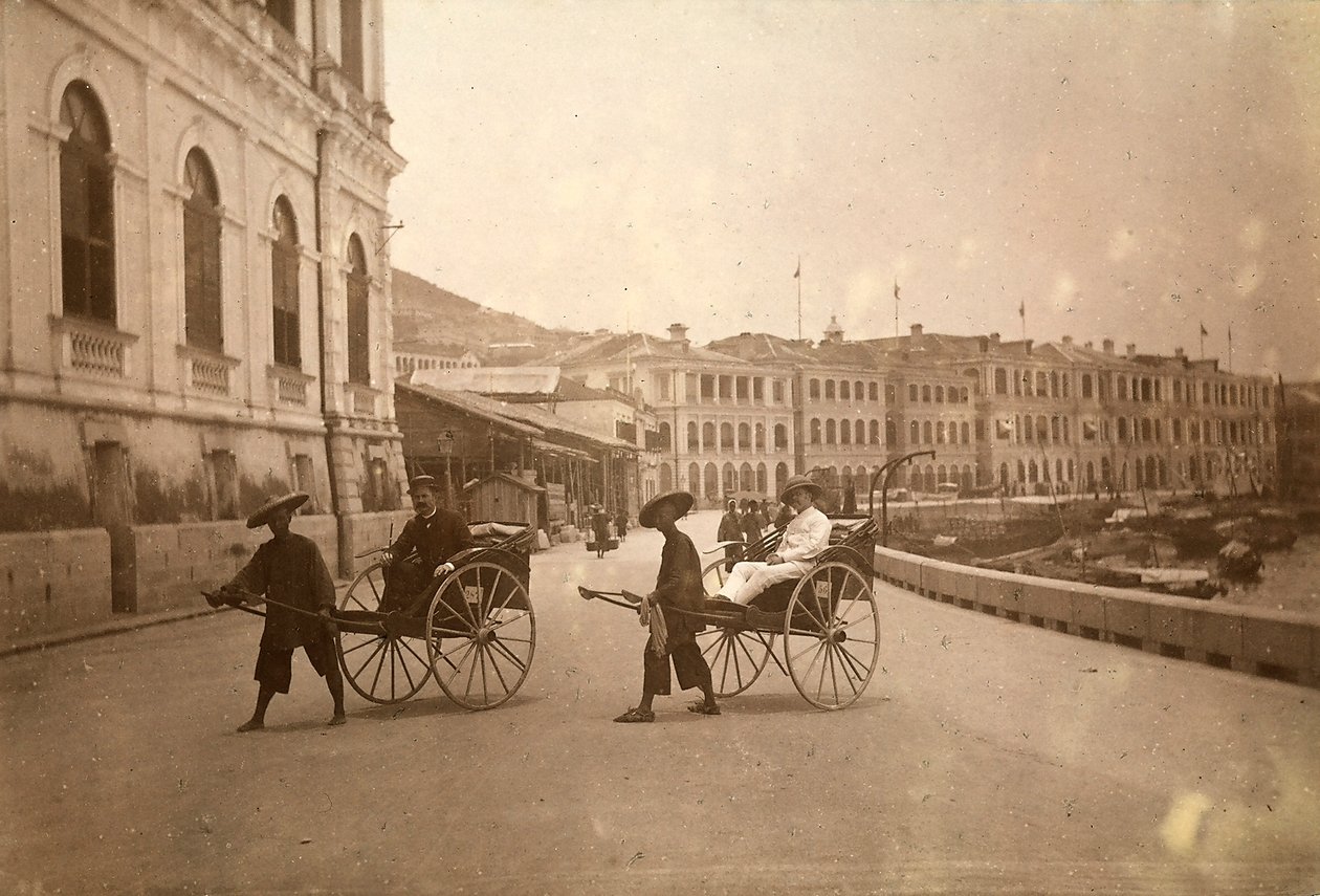 Två män på rickshaw i Hong Kong. av Unknown photographer