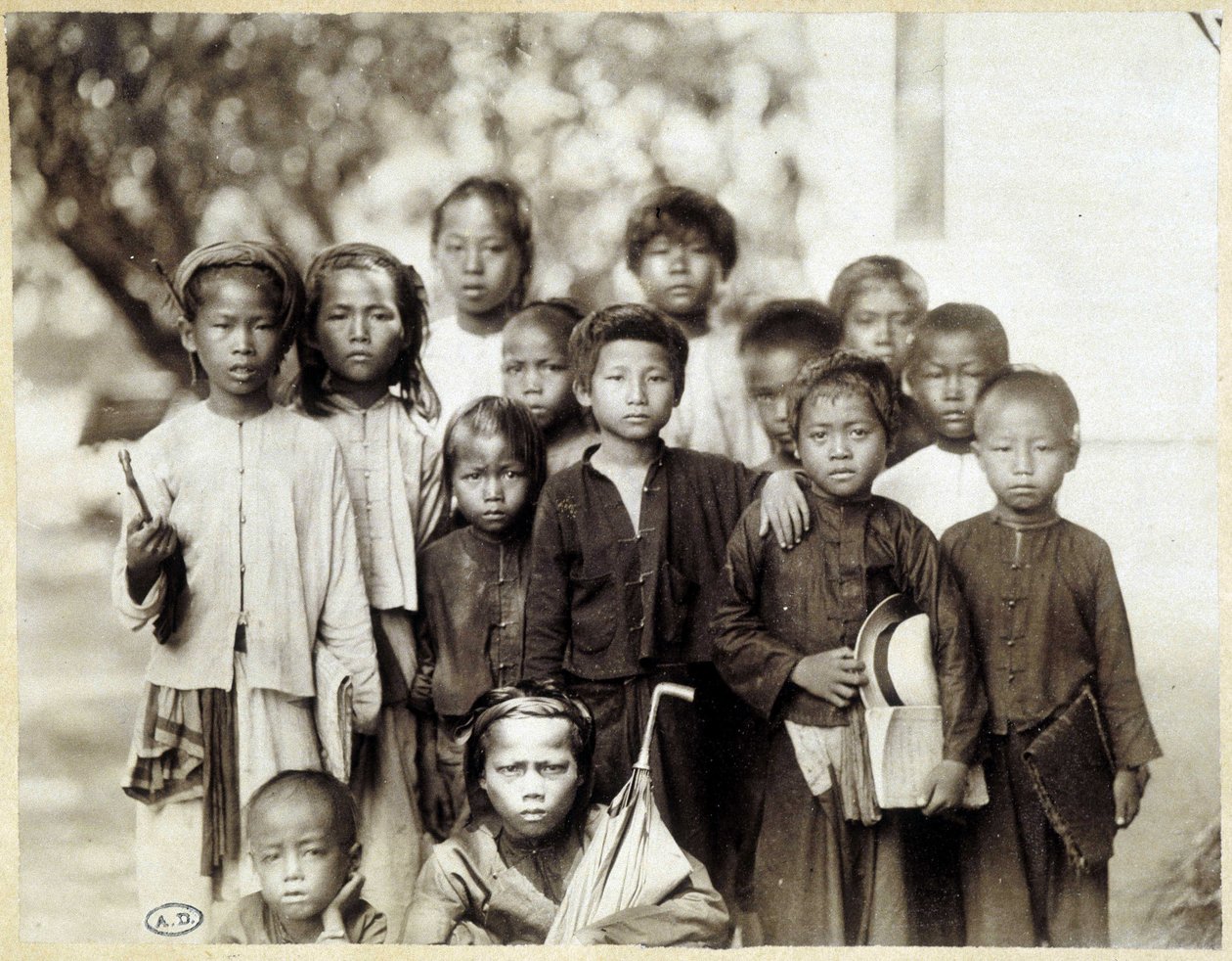 Vietnamesiska barngrupp, v. 1895. av Unknown photographer