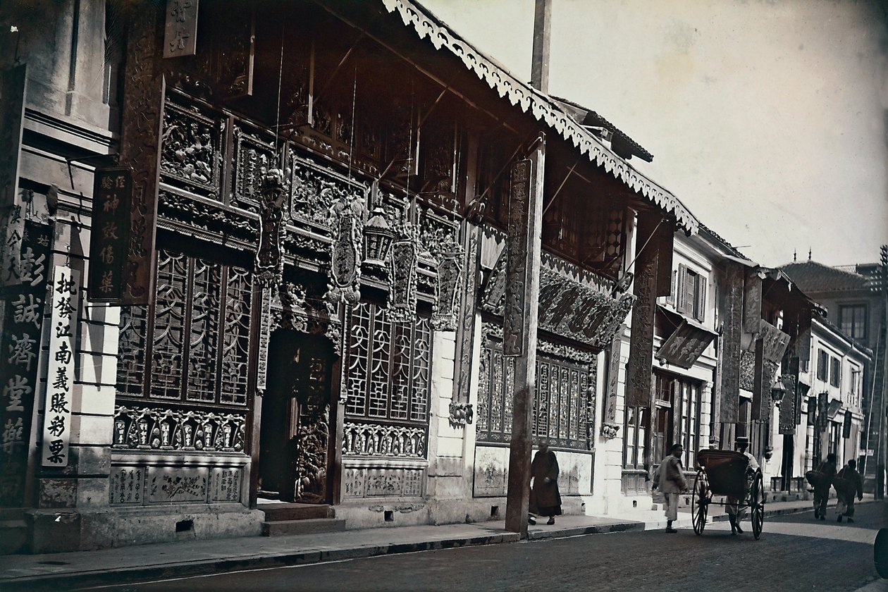 Vy över byggnader längs en väg i Kina av Unknown photographer