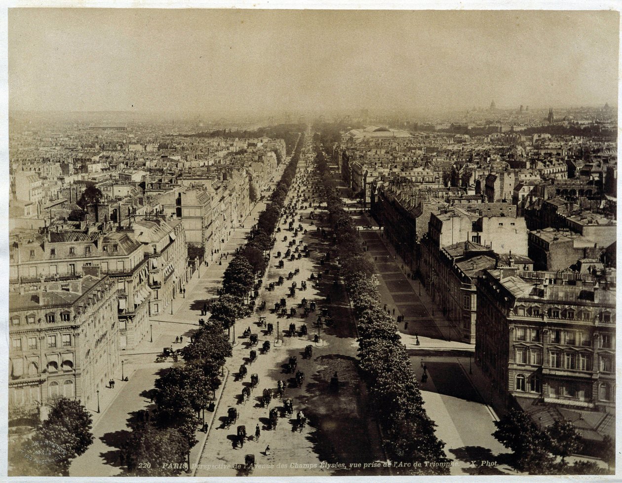 Utsikt över Champs-Elysees från Triumfbågen, a.n.d. slutet av 1800-talet. av Unknown photographer