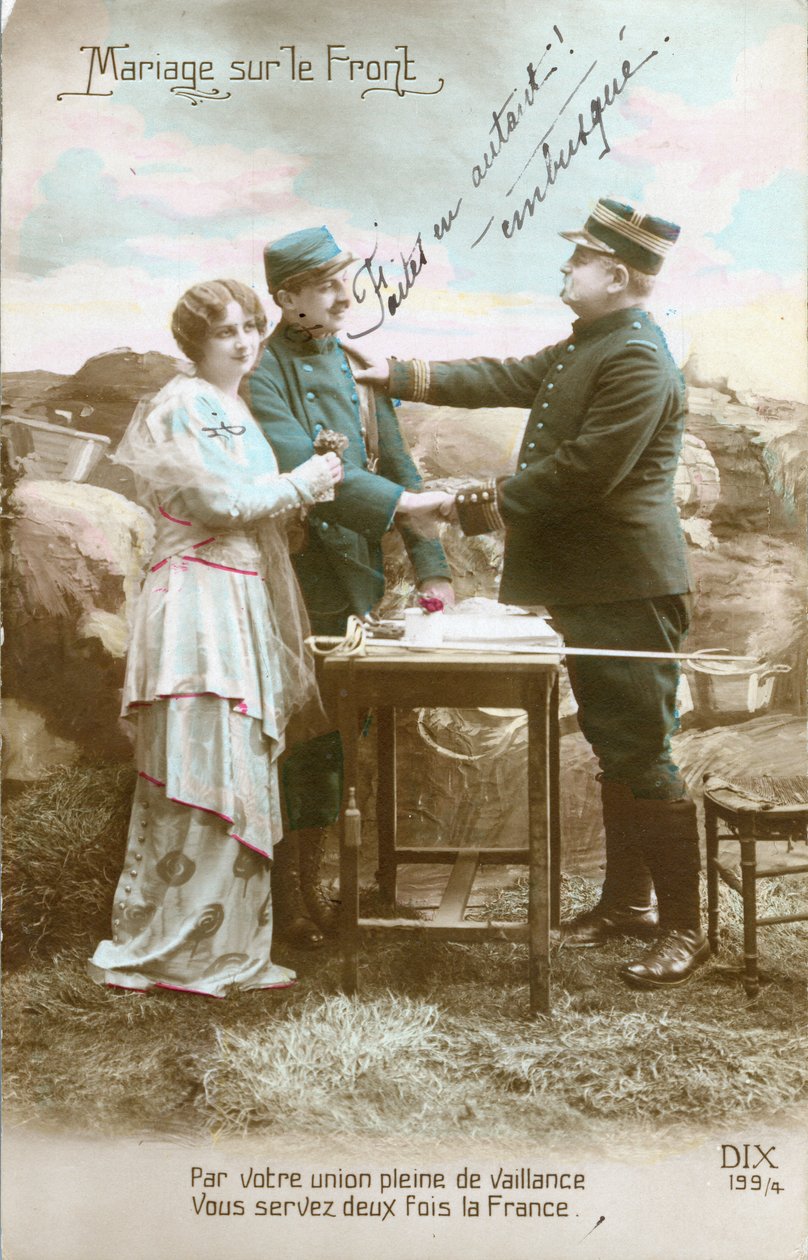 Vykort från första världskriget, på framsidan äktenskap mellan en soldat (poilu) och en ung kvinna, militär hjälpreda, av en officer som betecknas som bakhåll. (foto) av Unknown photographer