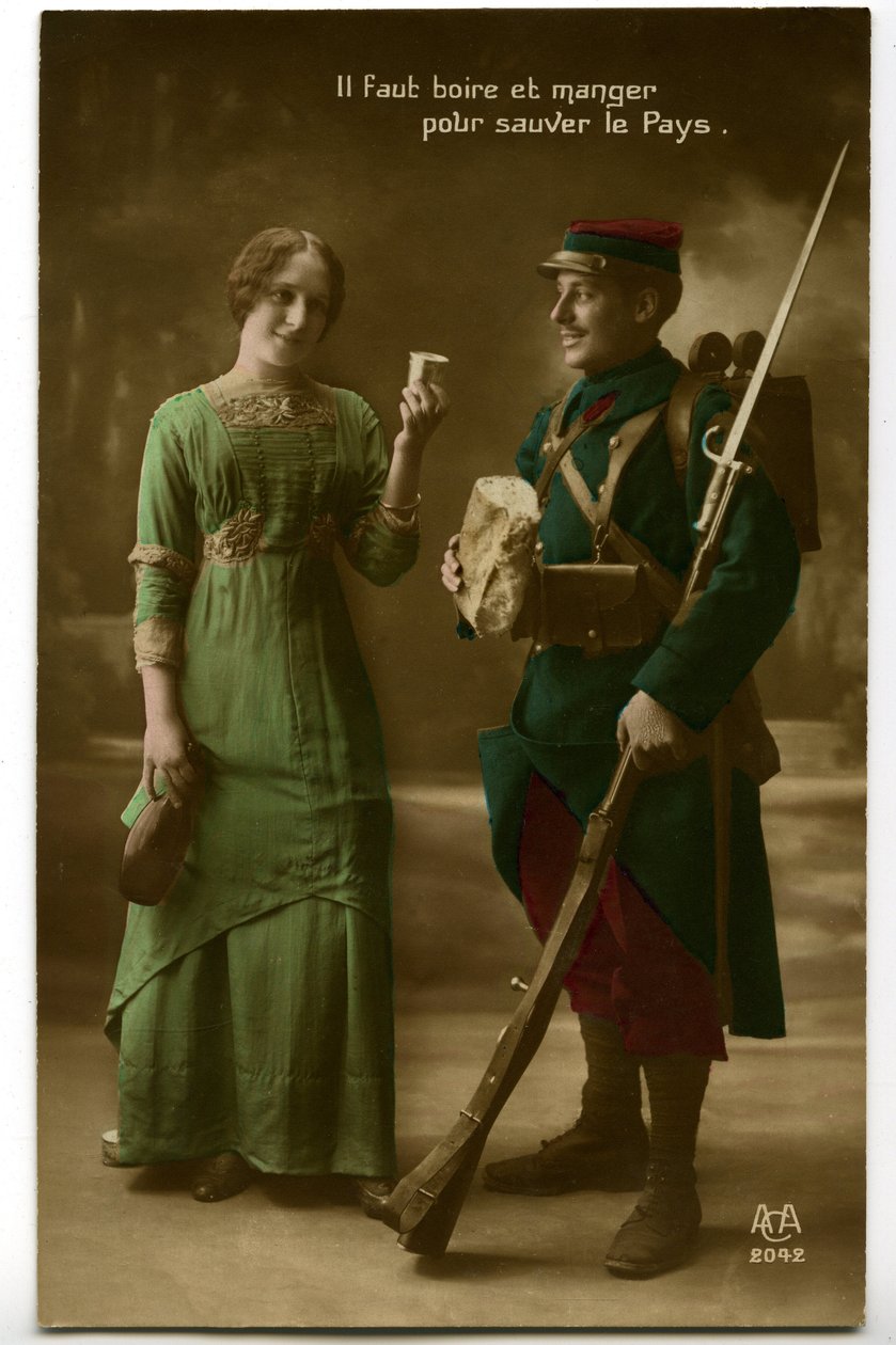 Krig 1914 - 1918 (14-18): tidstypiskt vykort som visar en fransk soldat i blåhorisontsuniform (blåhorisont) som tar emot bröd och vin som en ung kvinna ger honom: drick och ät för att rädda landet - mat - av Unknown photographer