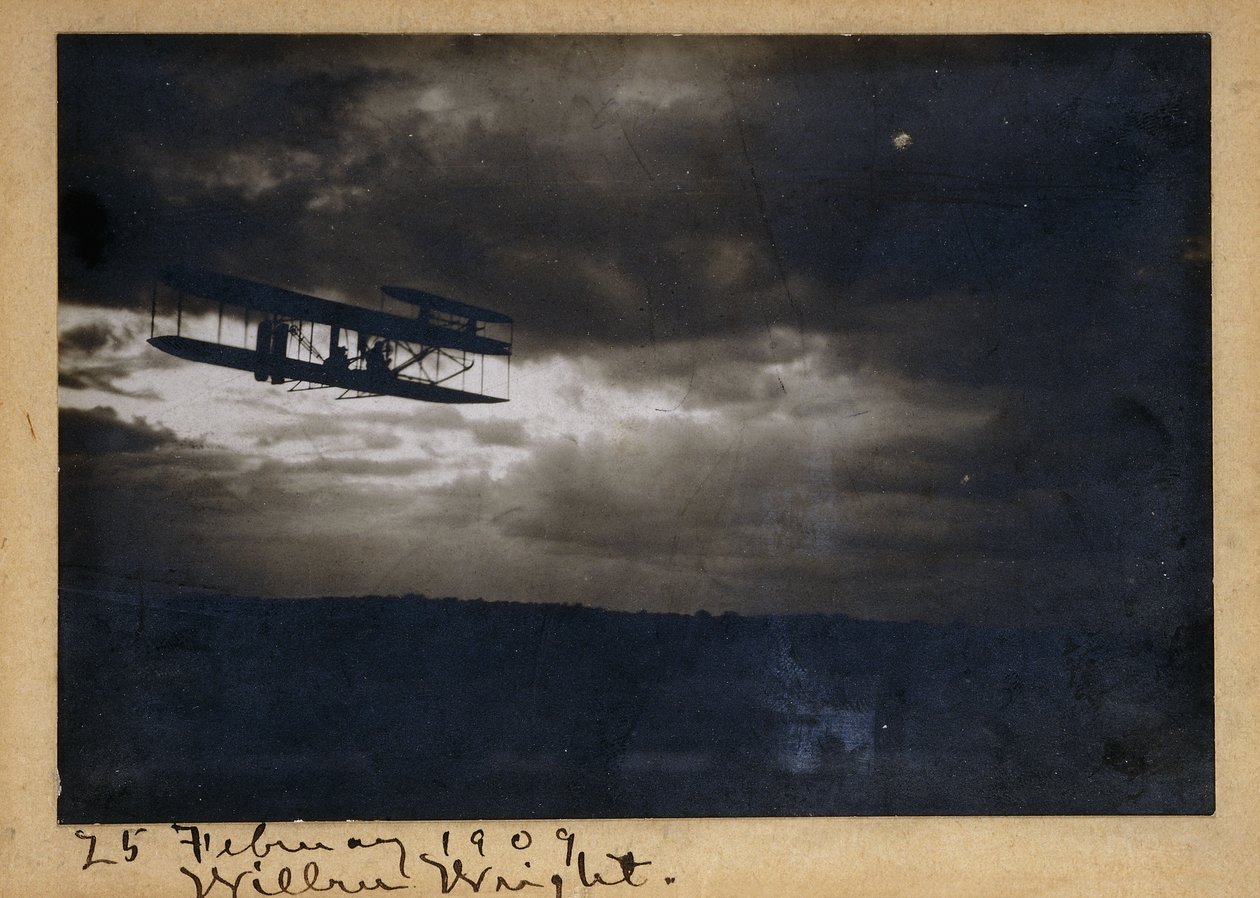 Wilbur Wright in Flight, med autografsignaturen "Wilbur Wright" och datumet "25 February 1909", ca 1909 (gelatinsilvertryck, på montering, bläck) av Unknown photographer