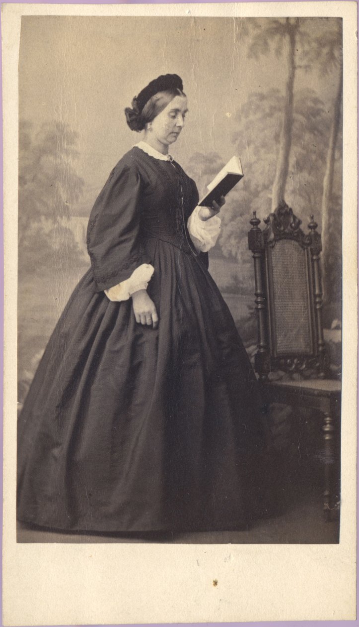 Kvinna med bok, ca 1860 (fotografi) av Unknown photographer