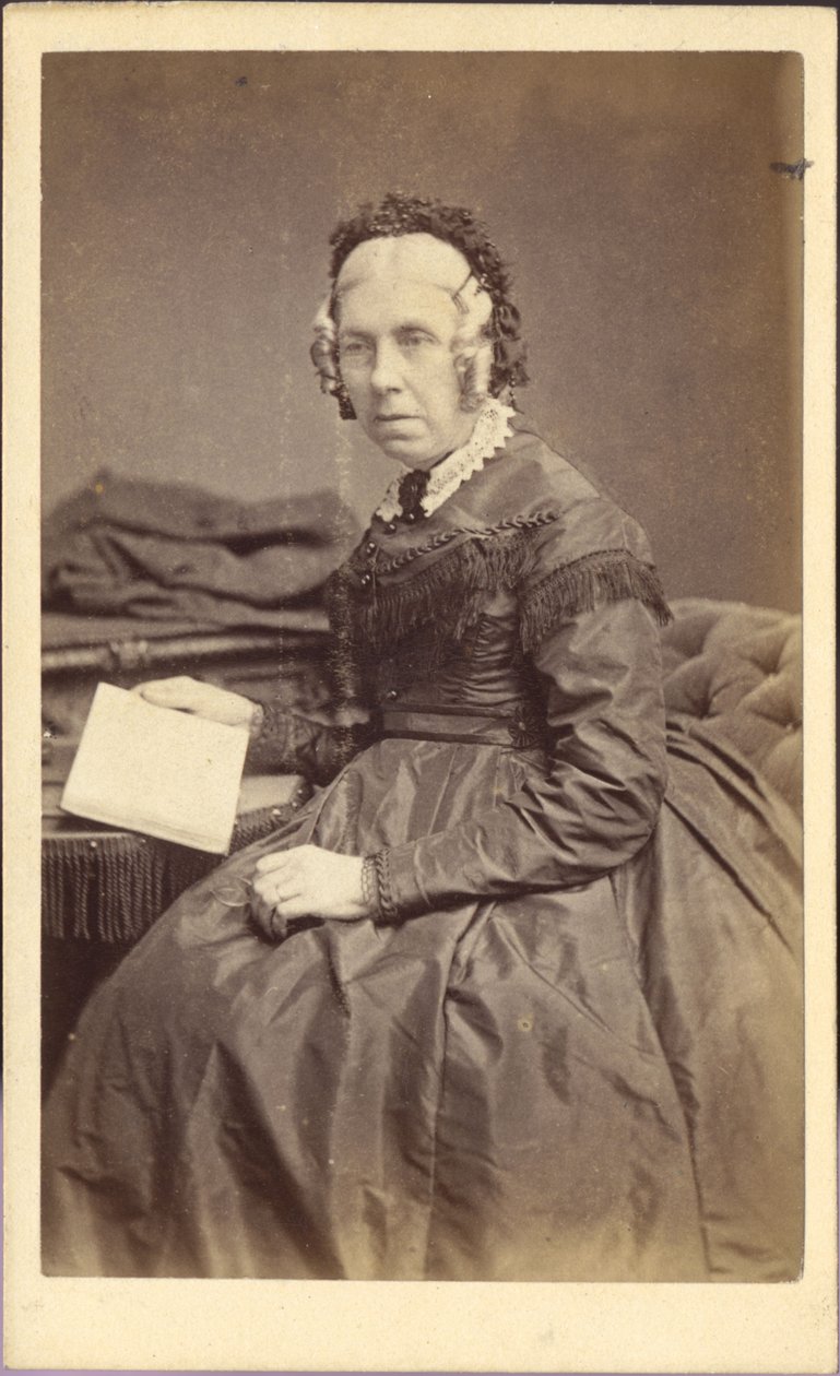 Kvinna med bok, ca 1860 (fotografi) av Unknown photographer
