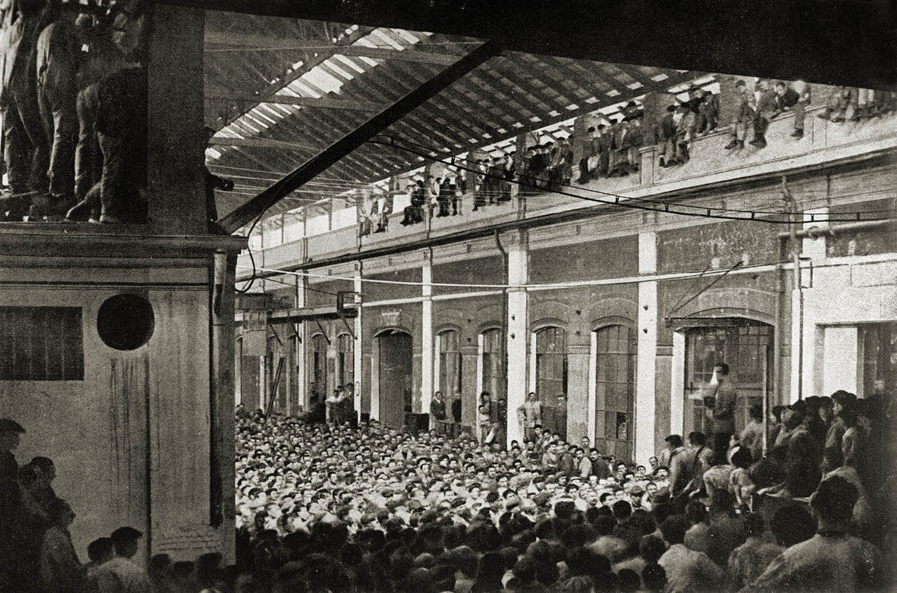 Arbetare samlades i en fabrik i Turin under Biennio Rosso 1920, Arbetarrörelsens historia (svartvitt foto) av Unknown photographer