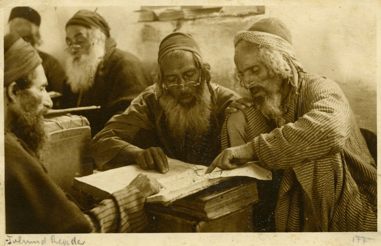 Jemenitiska judiska män studerar heliga texter, Jerusalem, ca 1900 (svartvitt foto) av Unknown photographer
