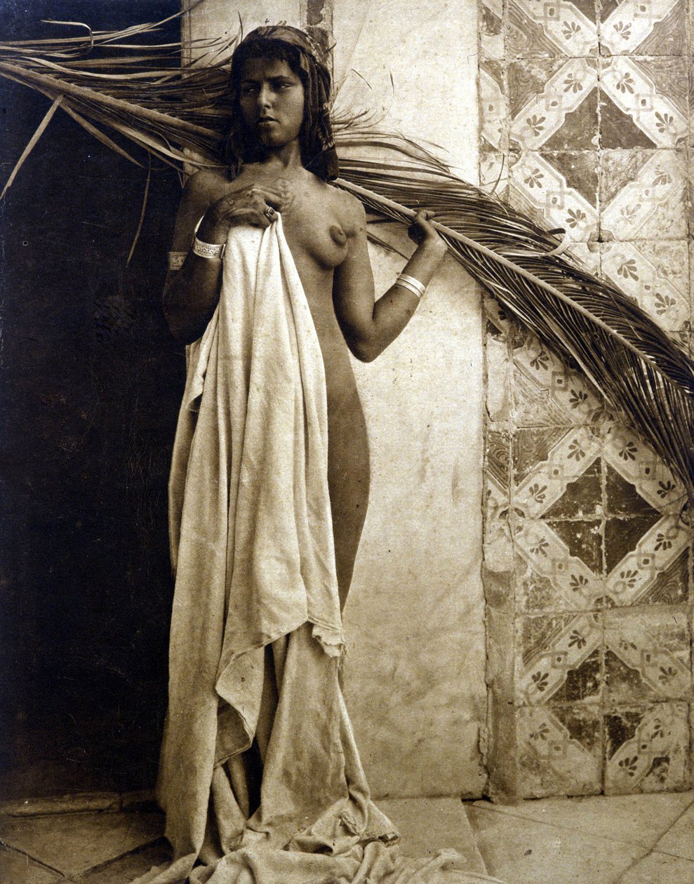 Ung berberkvinna poserar naken. Fotografering omkring 1890 av Unknown photographer