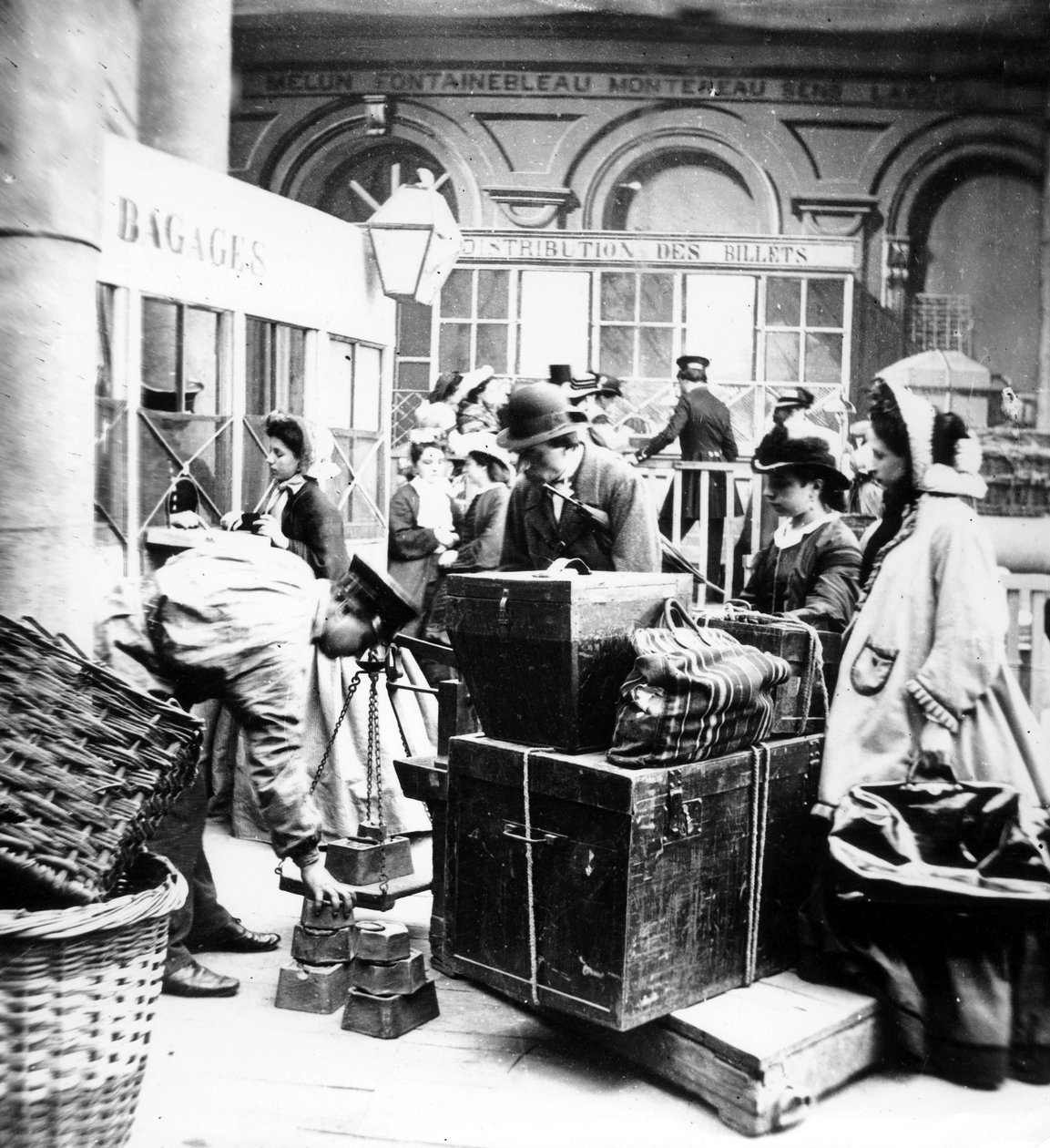 passagerare som övervakar vägningen av bagaget i Gare de Lyon i Paris, vid tiden för det andra imperiet i Frankrike av Unknown photographer