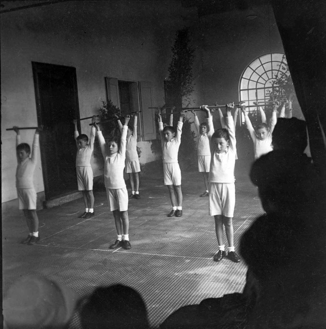 idrott, fysisk träning, skolans gym av Unknown photographer