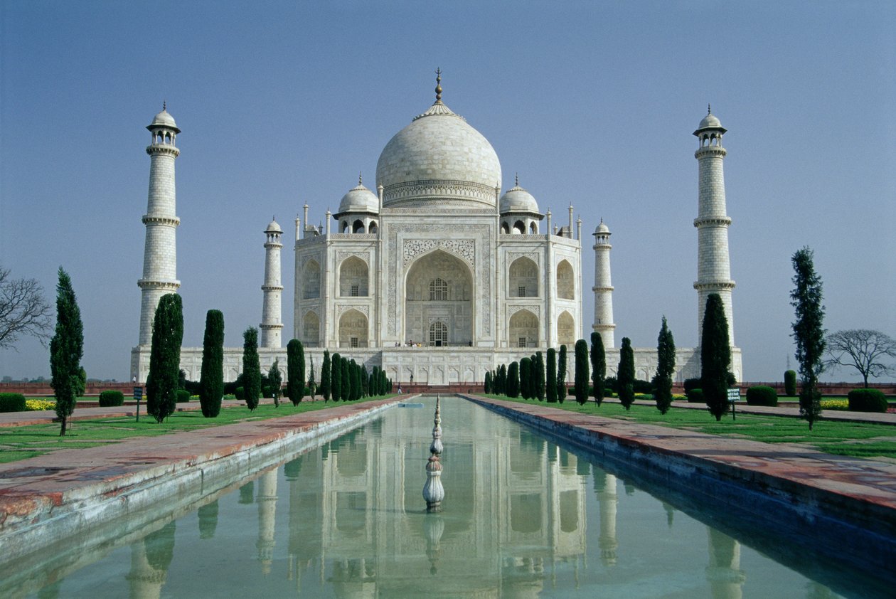 Vy över Taj Mahal, byggt av kejsar Shah Jahan (1592-1666), färdigställt 1643 (foto) av Ustad Ahmad Lahori