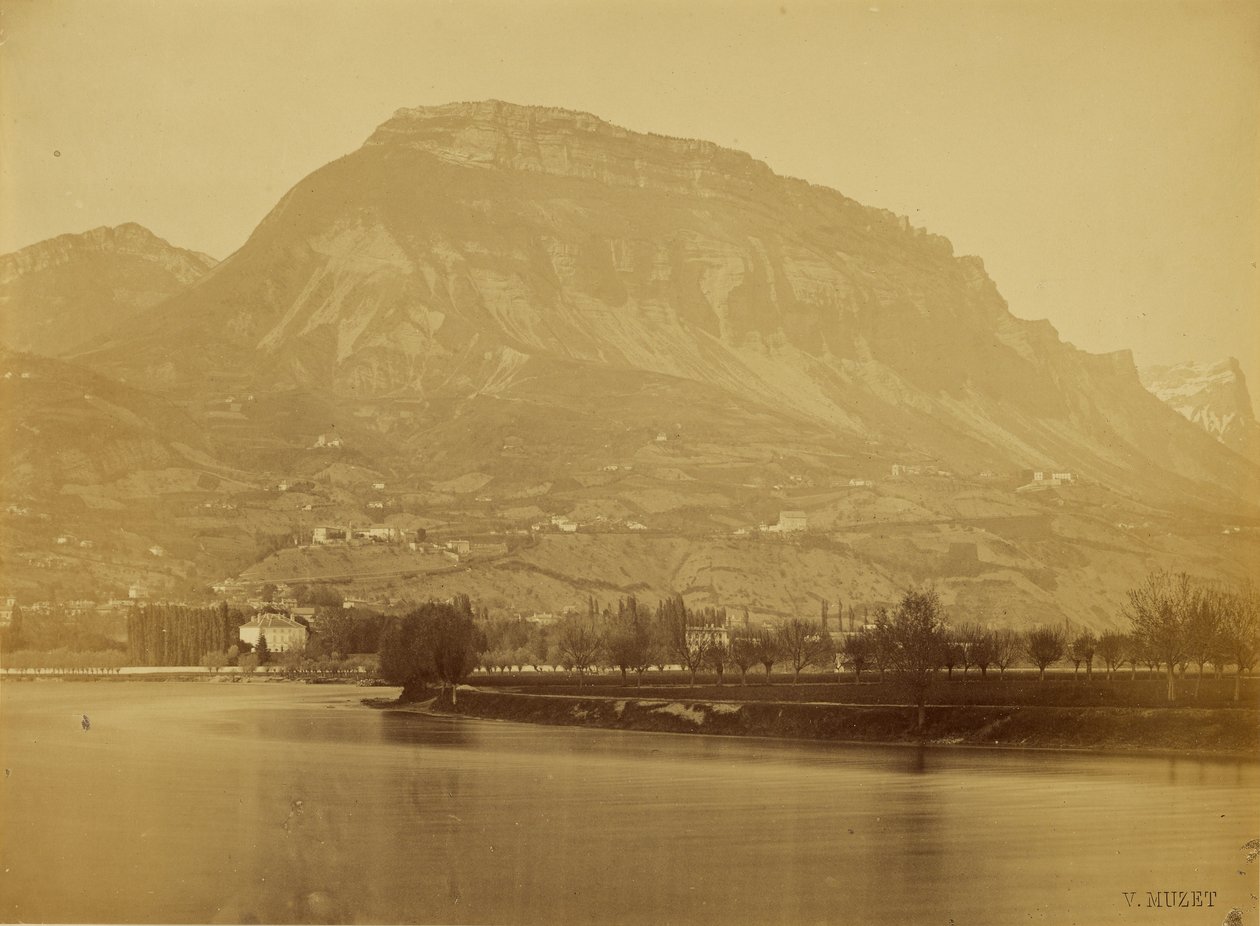 [Isèrefloden, Mont Saint-Eynard, Dent de Crolles sett från Grenoble, Frankrike] av V. Muzet