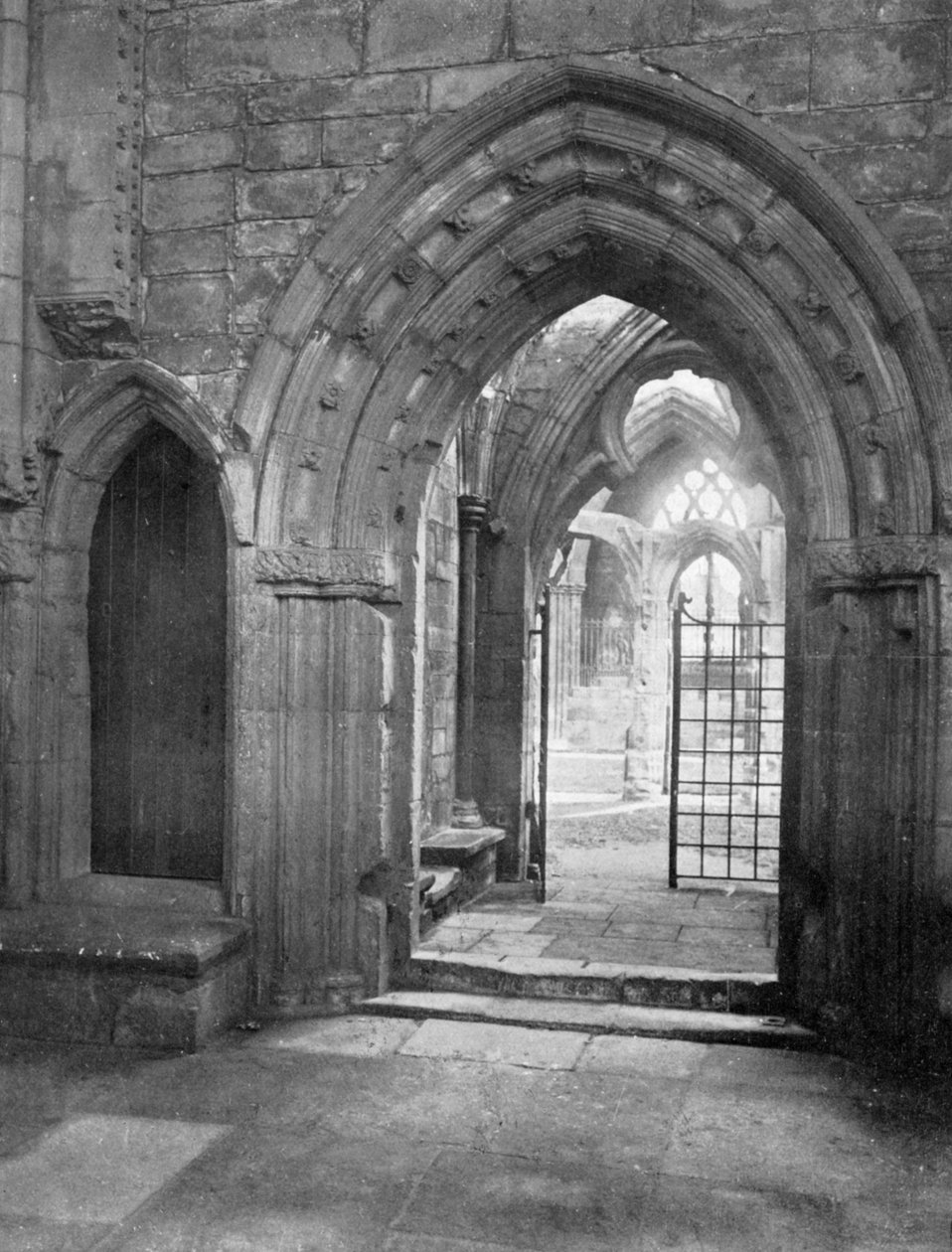 Veranda till kapitelhuset, Elgin Cathedral, Skottland, 1924-1926 av Valentine and Sons Ltd