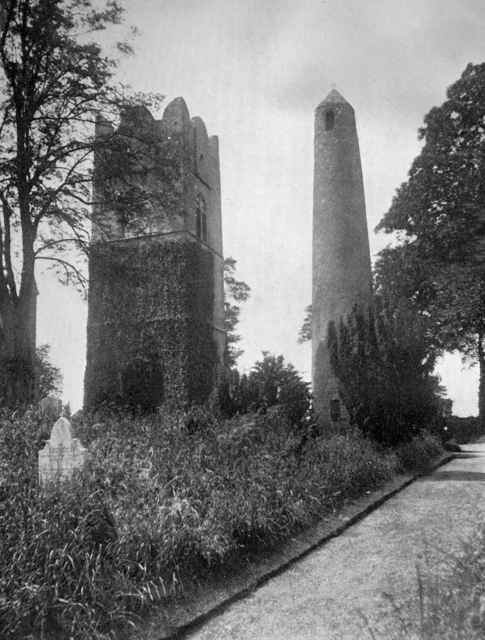 The Round Tower of Swords, Dublin, Irland, från öster, 1924-1926. av Valentine and Sons Ltd