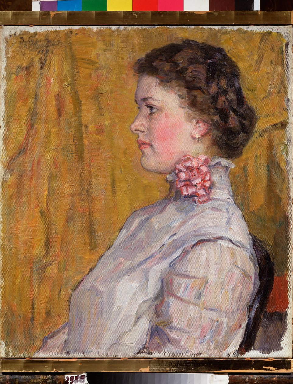 Porträtt av en kvinna på en gul bakgrund (Kvinnoporträtt på en gul bakgrund) - Målning av Vasilli Ivanovich Surikov (Vasily Surikov eller Vassili Surikow) (1848-1916), olja på duk av Vasilij Ivanovic Surikov
