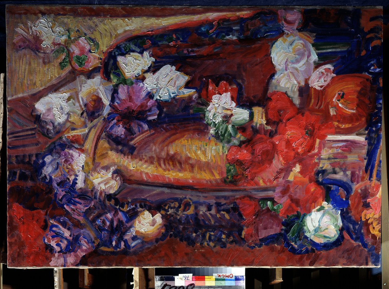 Stilleben med en dekorativ kudde och blommor. Målning av Vasily Ivanovich Denisov (1862-1921). Olja på duk av Vasily Ivanovich Denisov