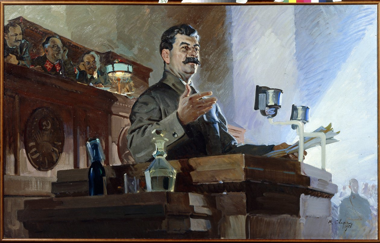 Josef Stalin (Stalin) (Joseph Vissarionovich Djougachvili dit) (1879-1953) omdefinierar den sovjetiska konstitutionen (Stalins konstitution) under den 8:e extraordinära sovjetkongressen den 5 december 1936. Vi ser Vyacheslav Molotov (1890-1986) på dr. av Vasily Semyonovich Svarog