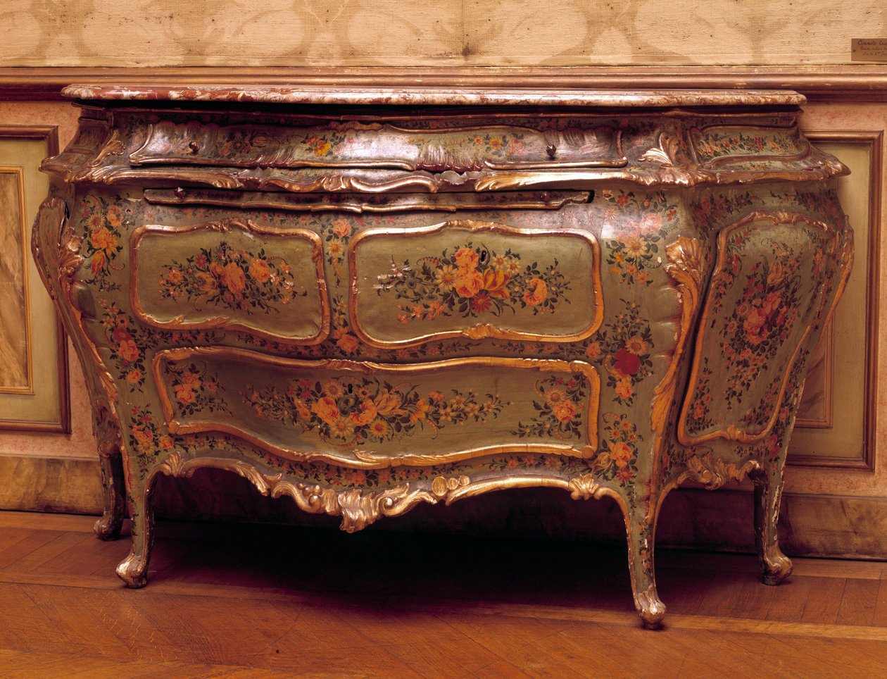 Möbler: lackad och målad byrå från 1700-talet. Tillverkning av Venedig. Museum för dekorativ konst, Paris av Venetian School