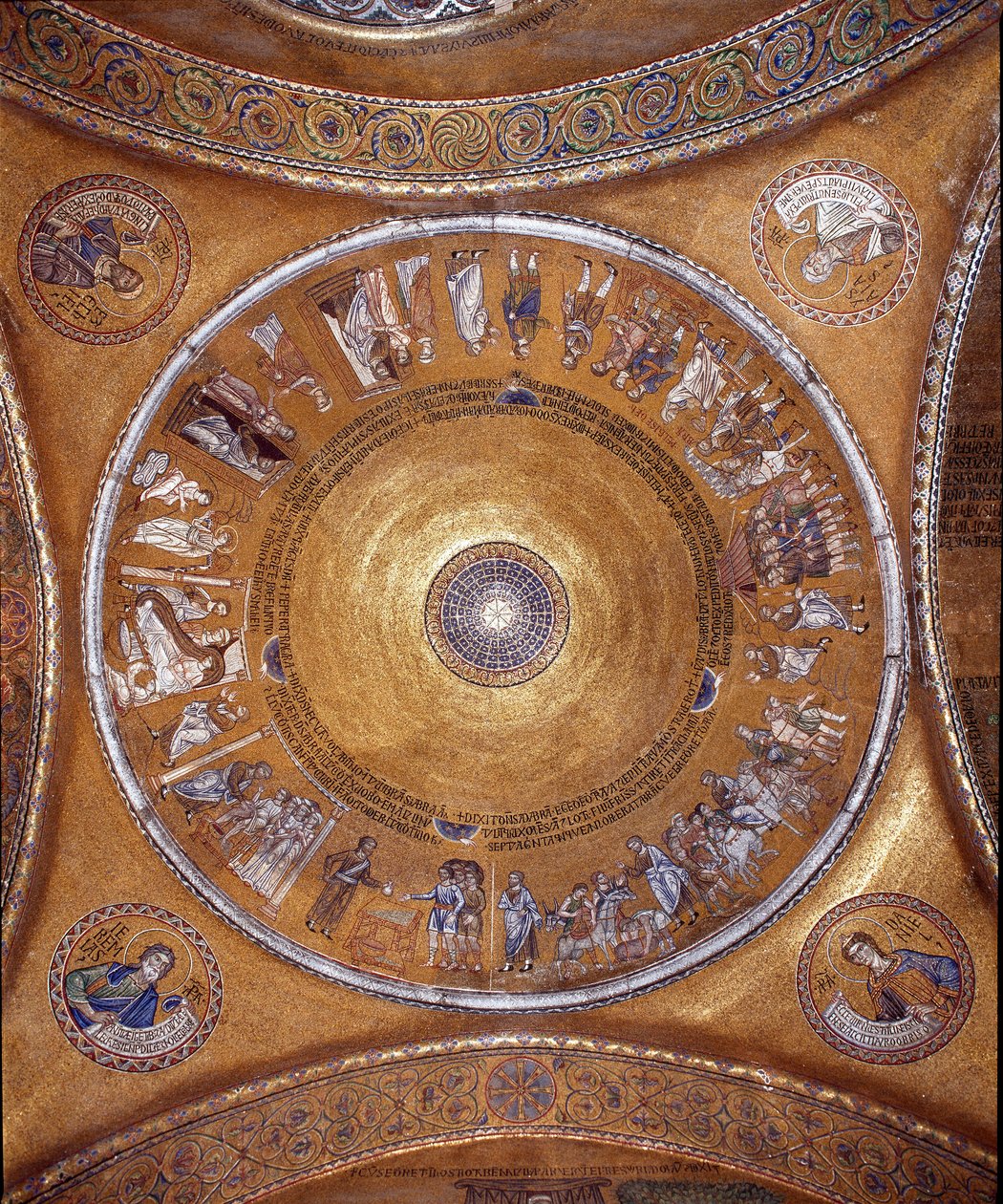 Utsikt över kupolen med mosaiker på gyllene bakgrund (romansk och bysantinsk stil) som illustrerar Abrahams liv. I hängena, profeterna Daniel, Jeremia, Jesaja och Hesekiel.1240-1250. Basilica San Marco (basilikan San Marco) Venedig av Veneto Byzantine School