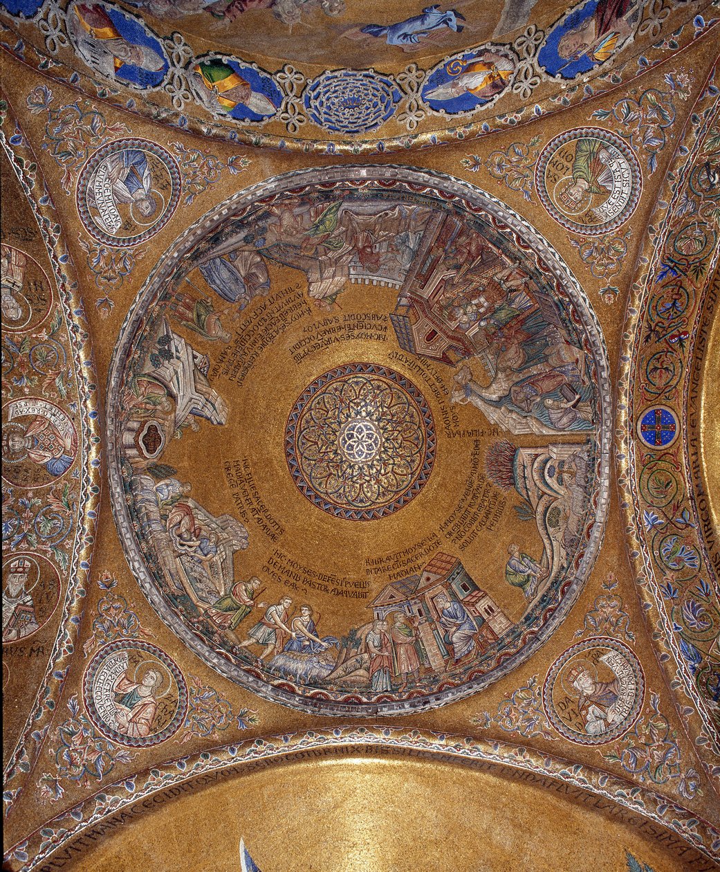 Utsikt över kupolen med mosaiker på en gyllene bakgrund (romansk och bysantinsk stil) som illustrerar Moses liv. I hängena, de fyra profeterna Salomo, David, Sakarja, Malaki. Början av 1200-talet. Basilica San Marco (Basilica of av Veneto Byzantine School