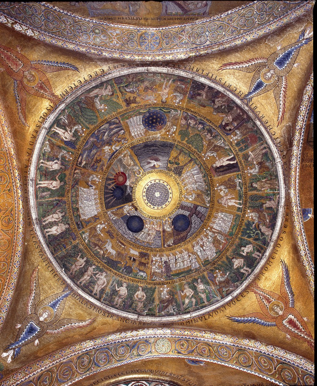 Utsikt över kupolen med mosaik på en gyllene bakgrund av Veneto Byzantine School