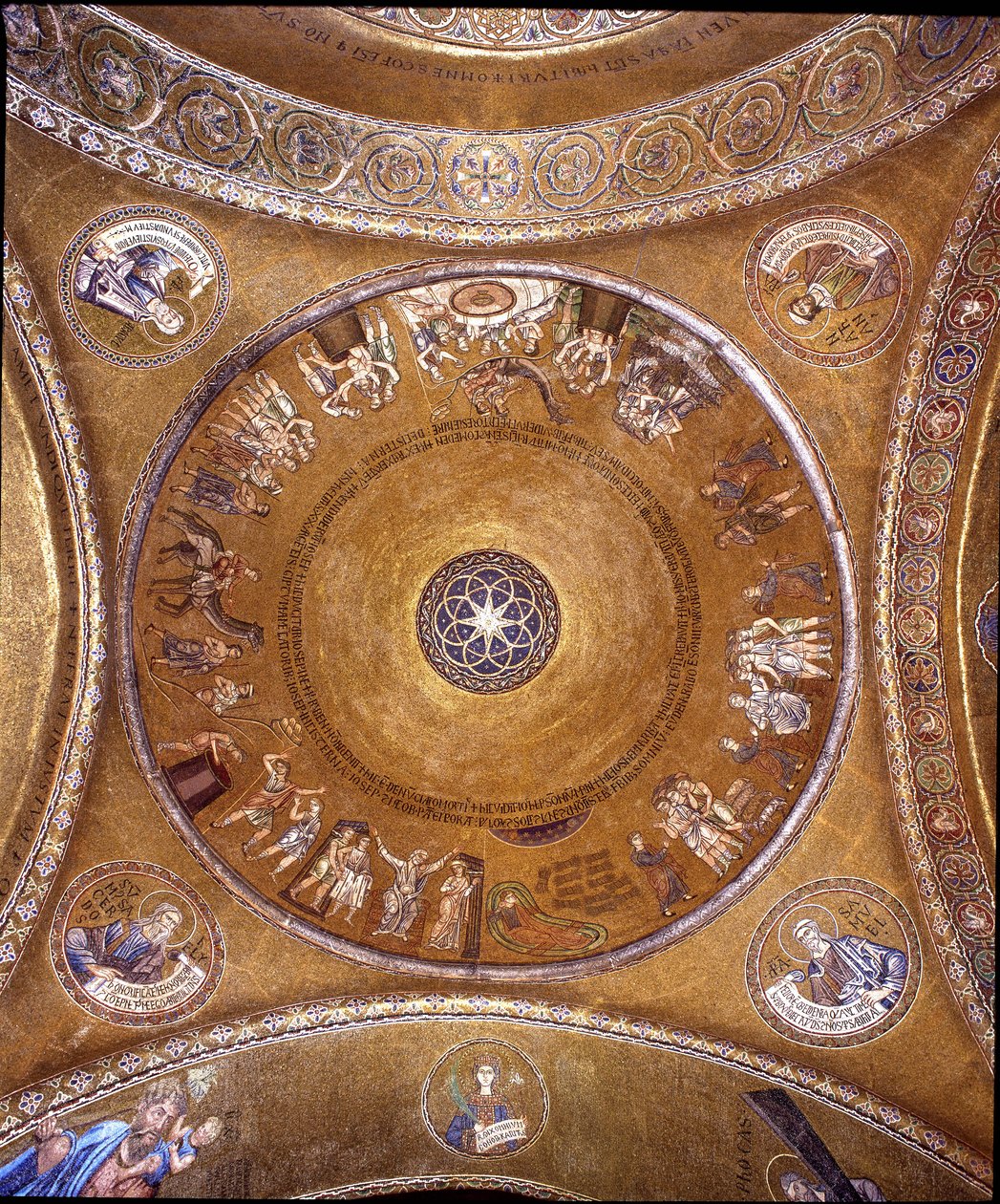 Utsikt över kupolen med mosaik på en gyllene bakgrund av Veneto Byzantine School