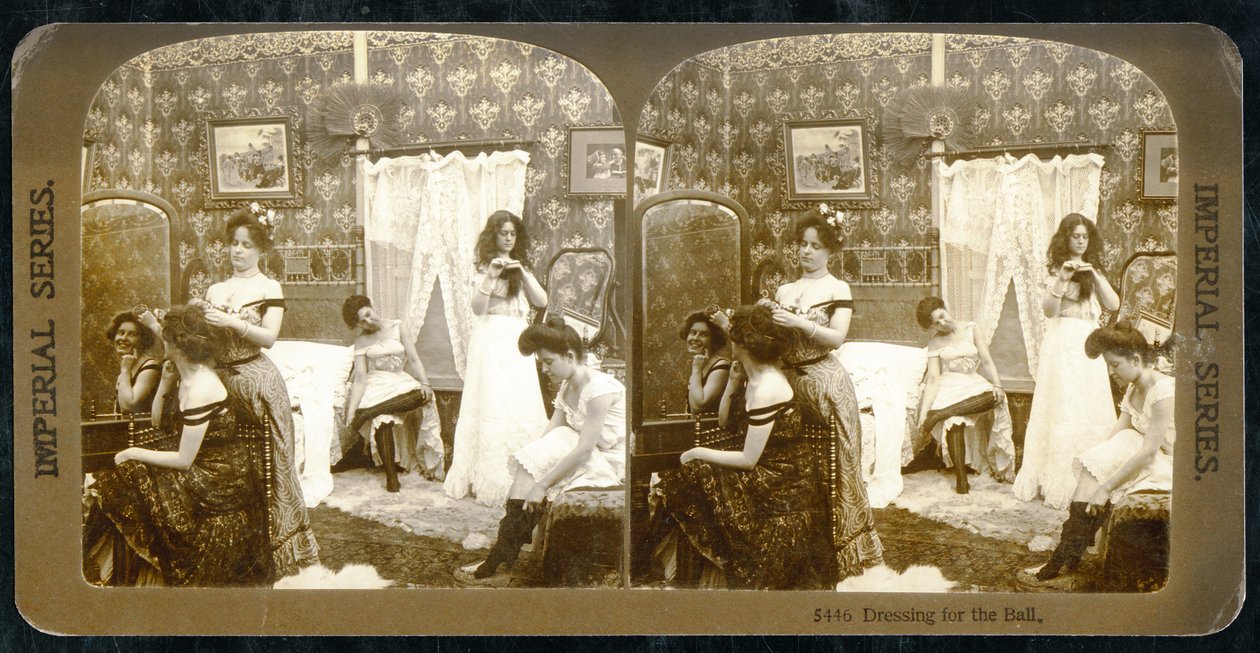 "Påklädning för balen", ca 1900 (sepiafotografi) (se även 473245) av Vermont, USA H.C. White Company