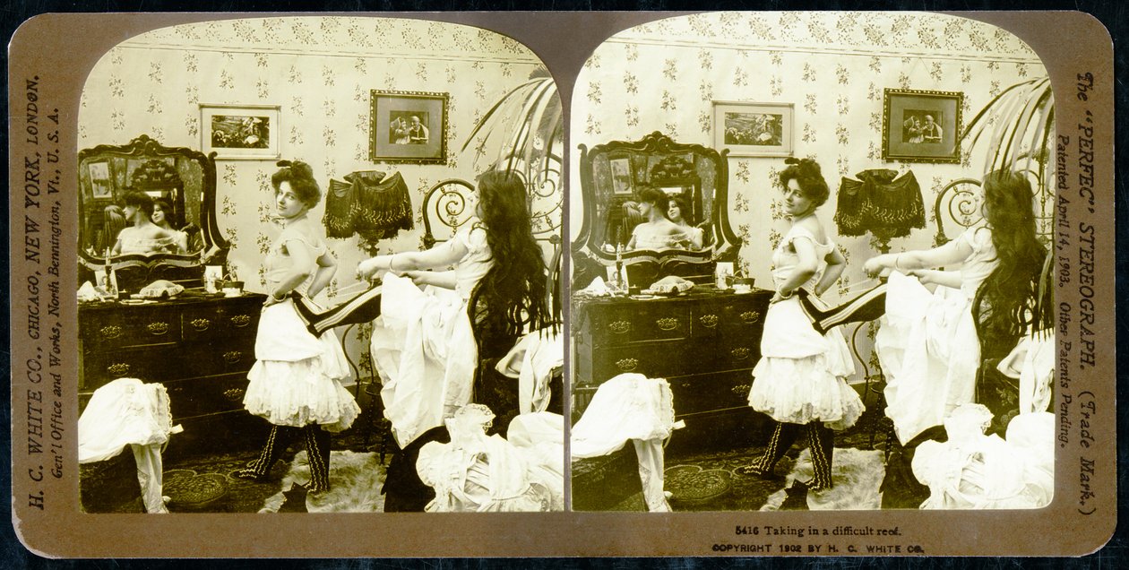 Stereoskopiskt kort som visar en kvinna som snörs in i en korsett, ca 1900 (sepiafoto) (se även 473244) av Vermont, USA H.C. White Company