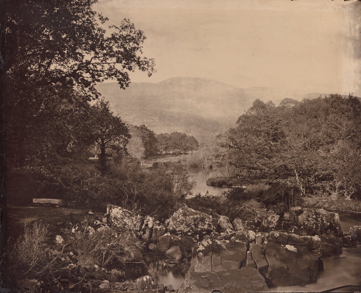 Utsikt från gräsmattan, Dennicanniby, 1870-talet. av Vernon Heath