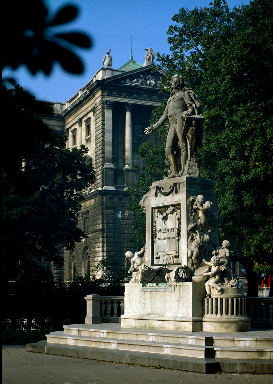 Monument till hyllning till den österrikiske kompositören Wolfgang Amadeus Mozart (1756-1791). Skulptur av Victor Tilgner (1844-1896) 1896. Wien, Burggarten, Österrike av Victor Tilgner