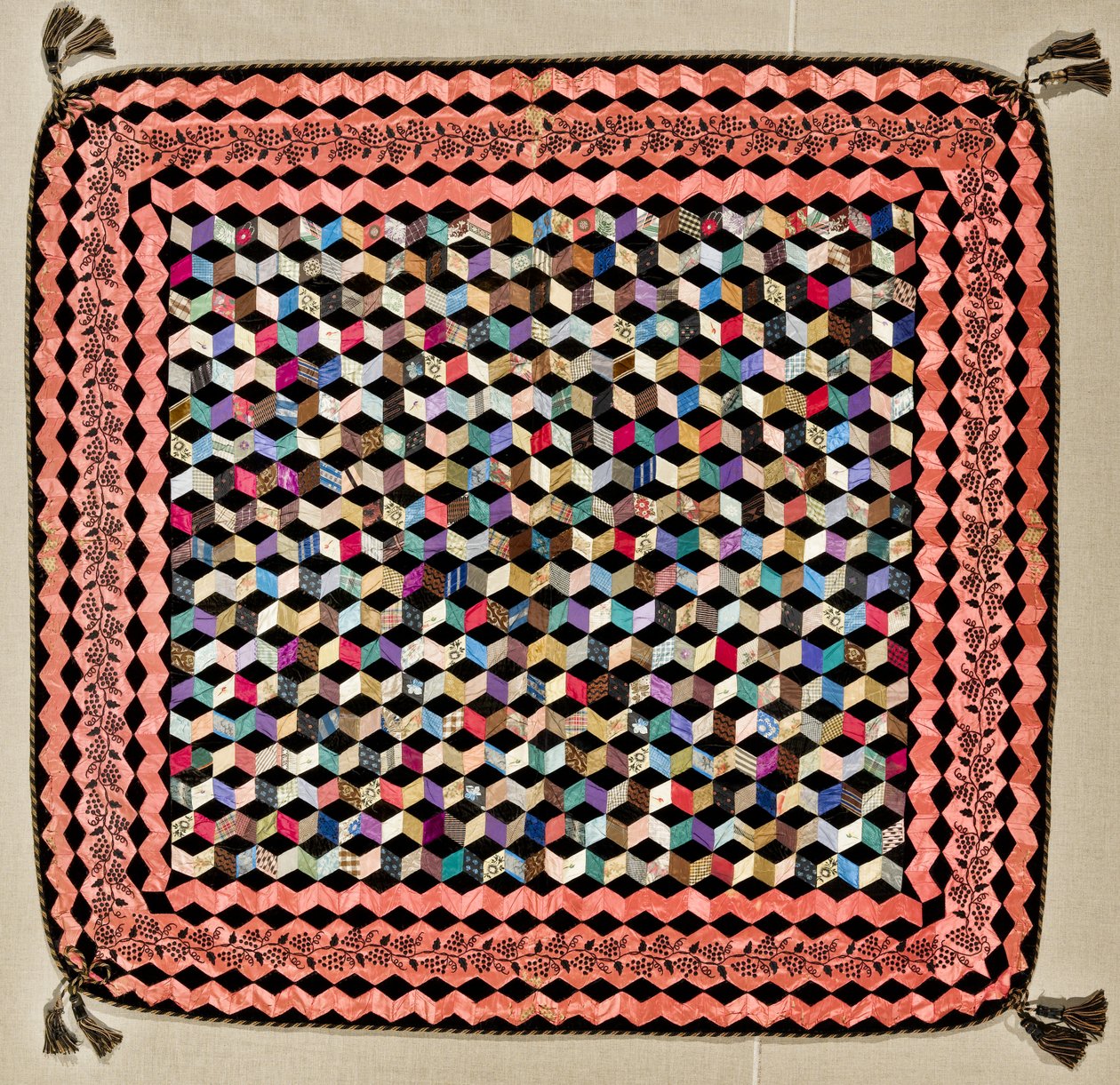 Tumbling Blocks Quilt, c.1865-70 (silke, sammet och trä) av Victoria Royall Broadhead