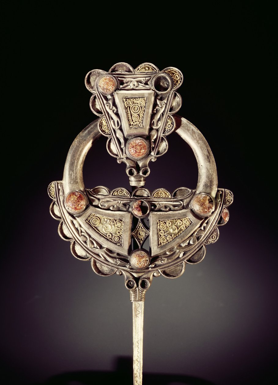 Roscrea-broschen från Roscrea, grevskapet Tipperary (silver, guld och bärnsten). av Viking