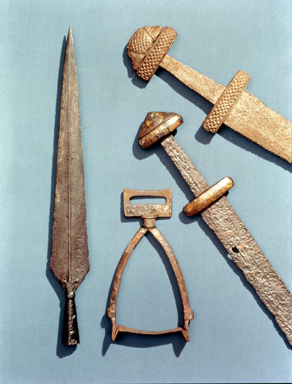 Vikingasvärd, stigbygel och spjutspets (detaljer) av Viking