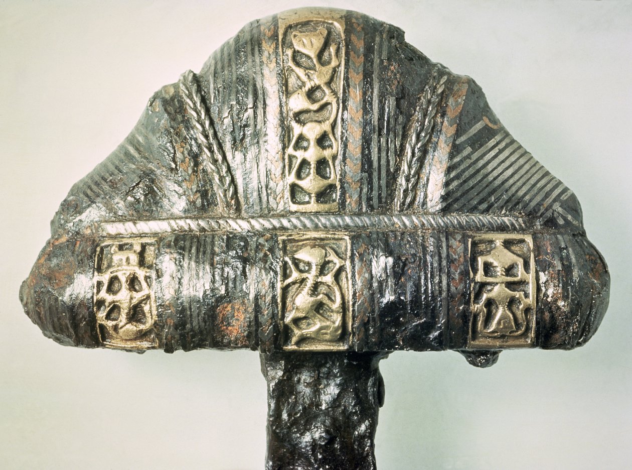 Detalj av ett svärdsfäste med stämplad dekoration (mässing och järn) av Viking